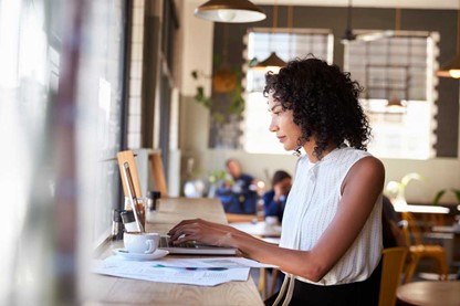 eine Frau, die auf einen Laptop-Bildschirm schaut