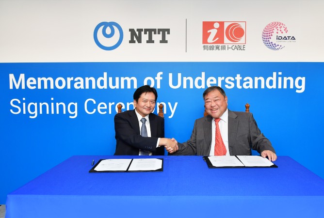 Executives signing a memorandum of understanding 