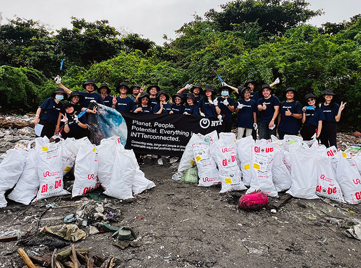 Cleaning the shoreline at Las Piñas-Parañaque Wetland Park in the Philippines