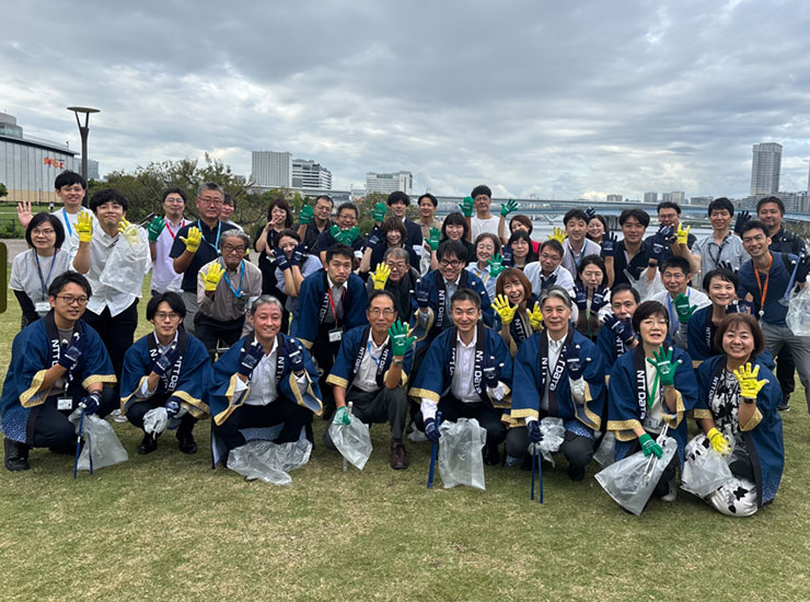 Employees from NTT DATA in Tokyo, Japan, get busy collecting waste